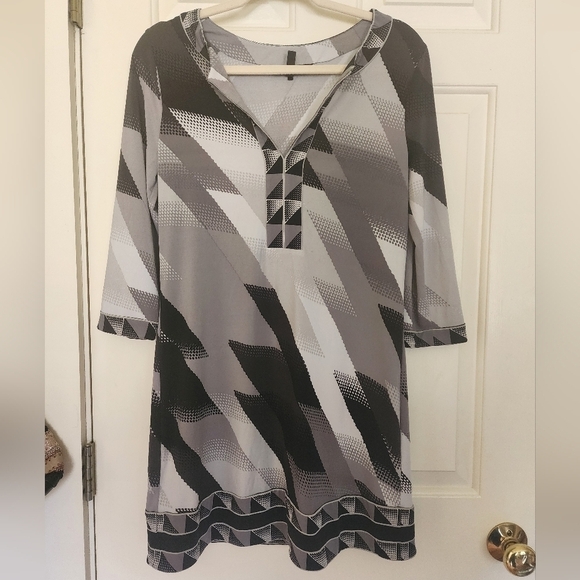 BCBGMaxAzria Dresses & Skirts - BCBG Maxazria geometric print dress Size small